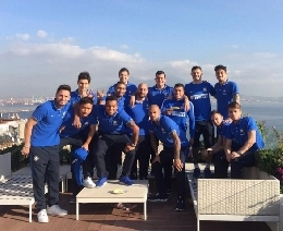 FOTO - Anche Brozovic incantato da Napoli: foto di gruppo con panorama mozzafiato