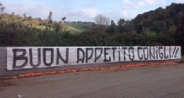 FOTO - Dura contestazione a Roma. Ultras portano 50kg di carote a Trigoria: Buon appetito, conigli