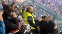 VIDEO - Terroni, terroni!. Dopo il 2-1 di Higuain, un tifoso bergamasco si gira verso due cronisti ospiti e rifila loro una manata