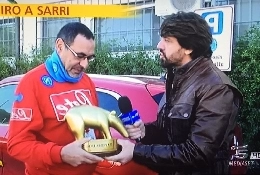 FOTO & VIDEO - Striscia la Notizia consegna il Tapiro d'Oro a Sarri, ecco il siparietto con Staffelli