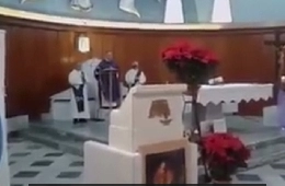 VIDEO - Prete chiude la messa da tifoso: Andate in pace, Sempre forza Napoli e 'verimm &eacute; nun ce 'ntussec&agrave;