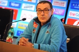 Sarri in conferenza: Non mi perdonerei una cazzata in questa settimana, lo devo ai napoletani. Solo in Italia abbiamo le panchine a 8 metri dal campo! Higuain fenomeno, ma c'&egrave; un record da sottolineare