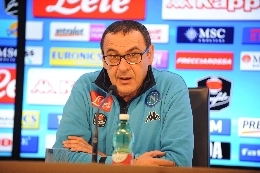Sarri in conferenza: Rabbia? Ho visto scene ben pi&ugrave; gravi 2 settimane fa. Giocare a quest'ora &egrave; una bestemmia, &egrave; strano per la 2&deg; in classifica. C'&egrave; un'esagerazione mostruosa. Higuain si &egrave; sentito vittima di un'ingiustizia, io cacciato perch&egrave;...
