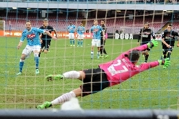 VIDEO - Napoli-Carpi, Higuain va dagli undici metri: rivivi il goal del Pipita in HD dalla Curva B