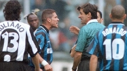 Ceccarini (ex arbitro) insiste: Non c'era il fallo di Iuliano su Ronaldo! Una volta arbitrai un Napoli-Juve con Zola e Ferrara in campo