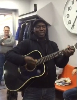 VIDEO CN24 - Nuova versione di 'Un giorno all'improvviso' cantata dal Koulibaly del Vomero