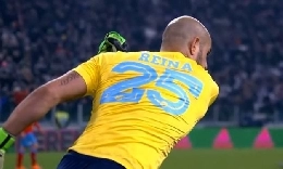 VIDEO - Villareal-Napoli, Reina in campo per il riscaldamento sulle note dei Coldplay