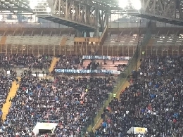 FOTO - Al San Paolo fioccano gli striscioni: Un saluto al grifone, che bello il gioco del pallone