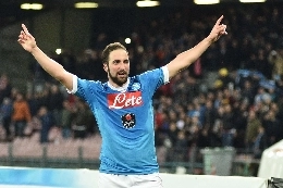 Gazzetta spinge Higuain: Pu&ograve;, anzi <i>deve</i> scrivere un pezzo di storia del calcio italiano!, due <i>miti</i> possono essere spazzati via dal Pipita