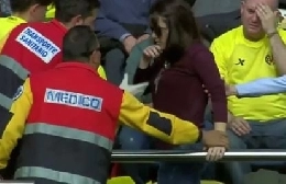 VIDEO - Messi rompe il braccio di una tifosa, la ragazza scherza: Tifo CR7, forse l'avr&agrave; fatto apposta