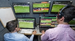 Cambia il calcio, via alla moviola in campo: domenica parte la sperimentazione in due match di A