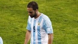 Piovono le critiche per Higuain in Argentina, ma il ct Bauza lo difende: Non capisco chi lo insulta: &egrave; un giocatore importante per noi