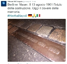 FOTO - La SSC Napoli ricorda la sofferenza per il muro di Berlino: il messaggio