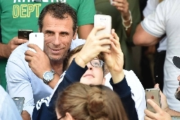 Zola torna a 'casa', lo steward lo blocca. Rio Ferdinand: Ragazzo, Stamford Bridge &egrave; suo