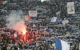 Napoli vietata ai residenti nel Lazio: a Termini l&rsquo;abbraccio dei tifosi alla squadra come nel 2015