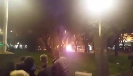 VIDEO - Follia all'esterno del San Paolo, scontri tra tifosi e una macchina in fiamme
