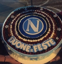 Festa di Natale per il Napoli in compagnia di De Laurentiis, spunta una <i>mega torta</i> (FOTO)