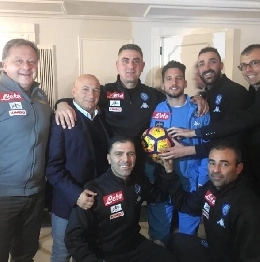 FOTO - Mertens porta il pallone del poker anche alla cena di Natale