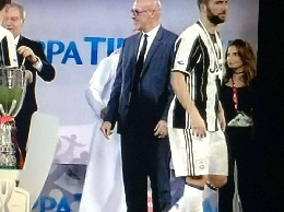 FOTO - Supercoppa Italiana, vince il Milan: Higuain premiato con la medaglia d'argento