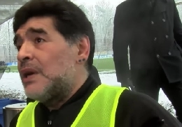 Maradona sfida le leggende del calcio a Zurigo: in campo con Batistuta, Puyol e Trezeguet (VIDEO)