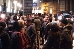 Live dal San Carlo, ressa attorno al teatro per Maradona (FOTOGALLERY CN24)