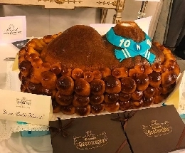 Mega bab&agrave; 'Vesuvio' per Maradona al San Carlo: sembra stia per eruttare... al rum! (VIDEO)