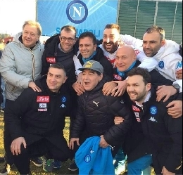 Maradona con lo staff medico del Napoli, spettacolo a Castelvolturno (FOTO)