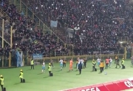 E' Bologna, ma sembra Fuorigrotta: magia al fischio finale, lo stadio canta 'Un giorno all'improvviso' [VIDEO]