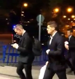 Il Napoli torna in albergo dopo la sconfitta, Hamsik fa felici due tifosi [VIDEO]