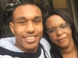 Tour per le vie di Napoli per Leandrinho con sua madre: Mia regina, ti amo: com'&egrave; bello averti qui! [FOTOGALLERY]