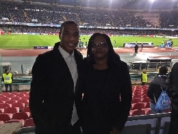 CN24 - Leandrinho in tribuna per sostenere i compagni: scatta il siparietto con una giovane coppia di tifosi