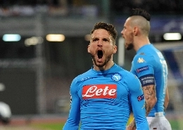 Rinnovo Mertens, 9 ore di riunione alla Filmauro: chiamate costanti di Dries per aggiornamenti e clausola anti-Juve. I dettagli