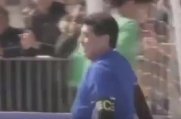 Maradona, show in Corea del Sud: gol con la mano, ma viene ammonito [VIDEO]