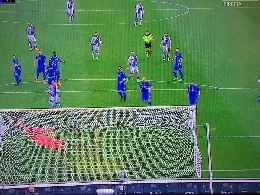 Mertens spiazza il portiere con uno straordinario gol su punizione, la tribuna impazzisce di gioia [VIDEO]