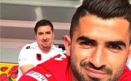 Per Hysaj un selfie 'nazionale': il difensore alle prese con i massaggi [FOTO]
