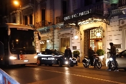 La Juventus &egrave; arrivata all'Hotel Parker's, cori alla riapertura del traffico [FOTO e VIDEO CN24]