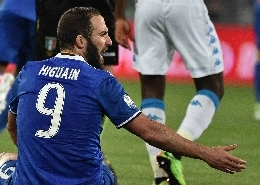 Atalanta-Juve, Higuain s'infervora con l'arbitro: i tifosi lo subissano di fischi