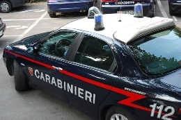Follia a Modena, donna si toglie la mascherina e sputa ai carabinieri: arrestata insieme al compagno