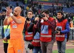Lazio-Napoli, euforia alle stelle: Reina va a salutare i tifosi e parte <i>Chi non salta &egrave; juventino</i> [VIDEO]