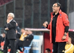 Ritorniamo in campo e vinciamo a tutti i costi: Sarri alza la voce all'intervallo, messaggio no limits alla squadra