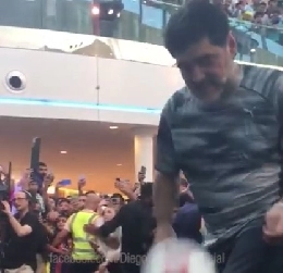 Maradona scatenato in Bahr&eacute;in, incontra i tifosi ed &egrave; delirio: palleggia e guida il coro [VIDEO]