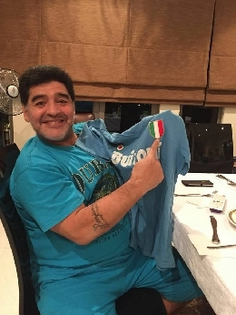 Una maglia di Maradona sar&agrave; venduta all'asta per un milione di euro: il resto de 'La collezione del Re' sar&agrave; esposta, i dettagli