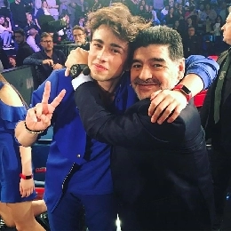 Riki abbraccia Maradona: Un momento che rester&agrave; per sempre nel mio cuore, ecco cosa mi ha detto [FOTO]