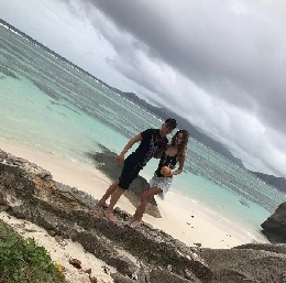 Giro in elicottero, cocktail e mare per Zielinski: le sue vacanze da sogno alle Seychelles [FOTO e VIDEO]