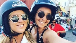 Mertens, la moglie Kat a Capri con la sorella: Come rendere queste strade ancora pi&ugrave; pericolose [FOTO]