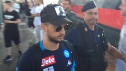 Napoli partito per Roma: Mertens scuro in volto, 100 tifosi presenti [VIDEO & FOTO CN24]