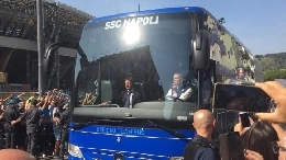 Napoli-Hellas, pullman degli azzurri arrivato al San Paolo: che accoglienza da parte dei tifosi! [VIDEO CN24]