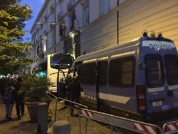 E' gi&agrave; caos all'esterno di Palazzo Caracciolo, c'&egrave; grande attesa per l'uscita dello Shakhtar [FOTOGALLERY]