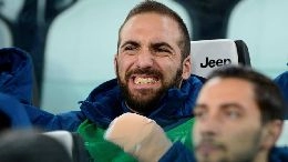 Higuain col tutore al Parker mentre scambia due chiacchiere col suo amico napoletano [FOTO]