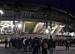 Manca ancora molto, ma code gi&agrave; lunghissime all'esterno del San Paolo: tifosi in fila da 2 ore! [FOTO]